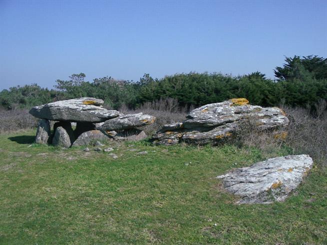 Sites préhistoriques sur l'île d'Yeu - Hôtel des Voyageurs, hôtel de charme avec chambres vue mer sur le Port Joinville - Ile d'Yeu - Vendée