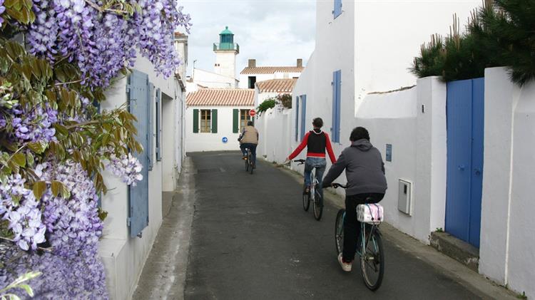 Randonnées à pied et à vélo sur l'Ile d'Yeu - Hôtel des Voyageurs, hôtel de charme avec chambres vue mer sur le Port Joinville - Ile d'Yeu - Vendée