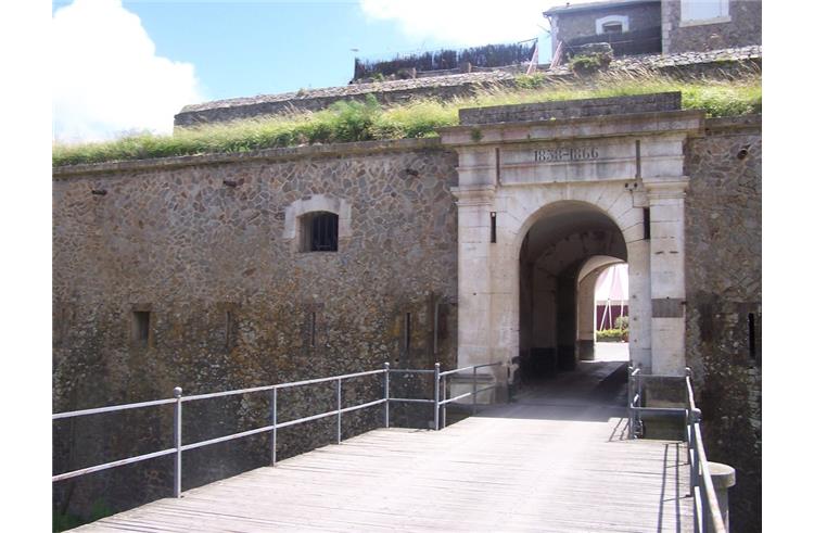 Citadelle ou Fort de la Pierre Levée - Hôtel des Voyageurs, hôtel de charme avec chambres vue mer sur le Port Joinville - Ile d'yeu - Vendée