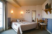 Chambre avec terrasse privative à l'Hôtel des Voyageurs, hôtel de charme avec chambres vue mer sur le Port Joinville - Ile d'yeu - Vendée