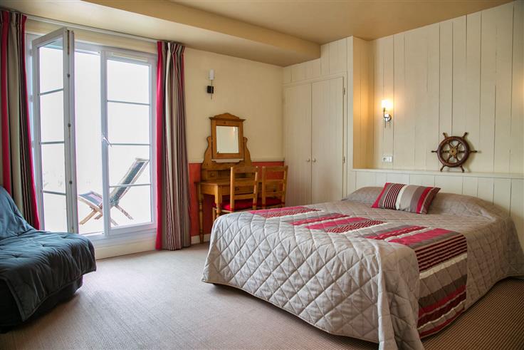 Chambre avec terrasse privative à l'Hôtel des Voyageurs, hôtel de charme avec chambres vue mer sur le Port Joinville - Ile d'yeu - Vendée