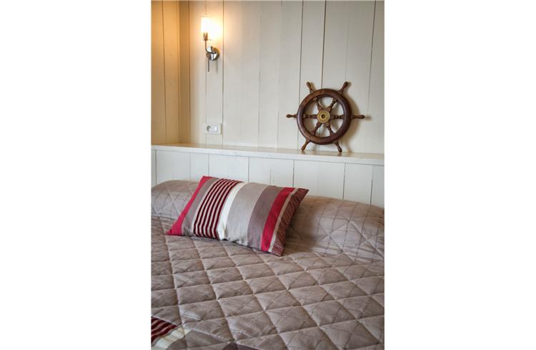 Chambre avec terrasse privative à l'Hôtel des Voyageurs, hôtel de charme avec chambres vue mer sur le Port Joinville - Ile d'yeu - Vendée
