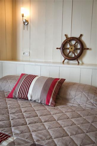 Chambre avec terrasse privative à l'Hôtel des Voyageurs, hôtel de charme avec chambres vue mer sur le Port Joinville - Ile d'yeu - Vendée