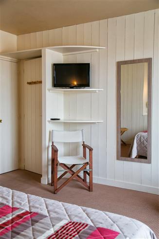 Chambre avec terrasse privative à l'Hôtel des Voyageurs, hôtel de charme avec chambres vue mer sur le Port Joinville - Ile d'yeu - Vendée