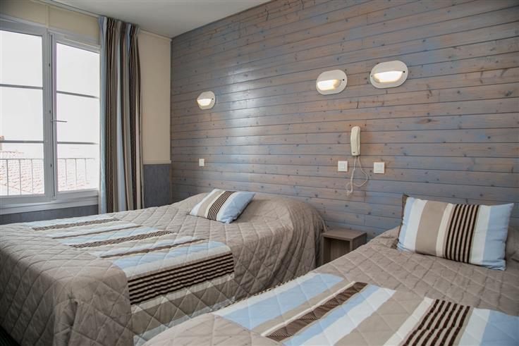 Chambre côté village à l'Hôtel des Voyageurs, hôtel de charme avec chambres vue mer sur le Port Joinville - Ile d'yeu - Vendée