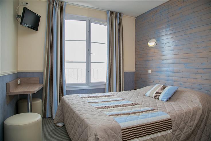Chambre côté village à l'Hôtel des Voyageurs, hôtel de charme avec chambres vue mer sur le Port Joinville - Ile d'yeu - Vendée
