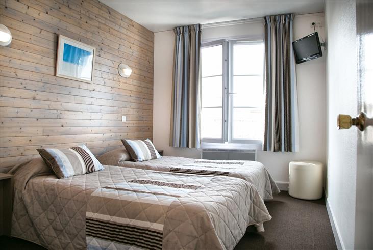 Chambre côté village à l'Hôtel des Voyageurs, hôtel de charme avec chambres vue mer sur le Port Joinville - Ile d'yeu - Vendée