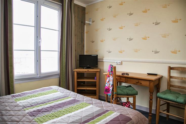 Chambre côté village à l'Hôtel des Voyageurs, hôtel de charme avec chambres vue mer sur le Port Joinville - Ile d'yeu - Vendée