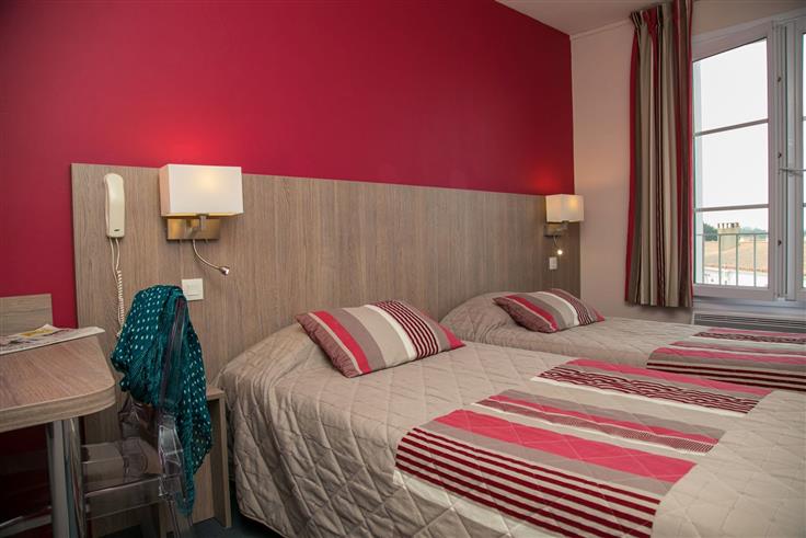 Chambre côté village à l'Hôtel des Voyageurs, hôtel de charme avec chambres vue mer sur le Port Joinville - Ile d'yeu - Vendée
