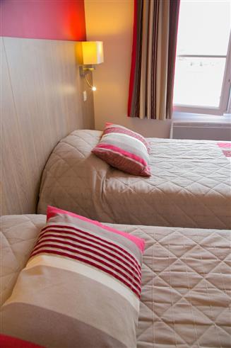 Chambre côté village à l'Hôtel des Voyageurs, hôtel de charme avec chambres vue mer sur le Port Joinville - Ile d'yeu - Vendée
