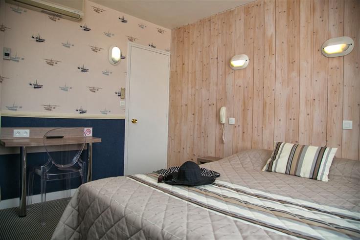 Chambre côté village à l'Hôtel des Voyageurs, hôtel de charme avec chambres vue mer sur le Port Joinville - Ile d'yeu - Vendée