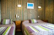 Chambre Triple 1 à 3 pers. vue port ou village à l'Hôtel des Voyageurs, hôtel de charme avec chambres vue mer sur le Port Joinville - Ile d'yeu - Vendée