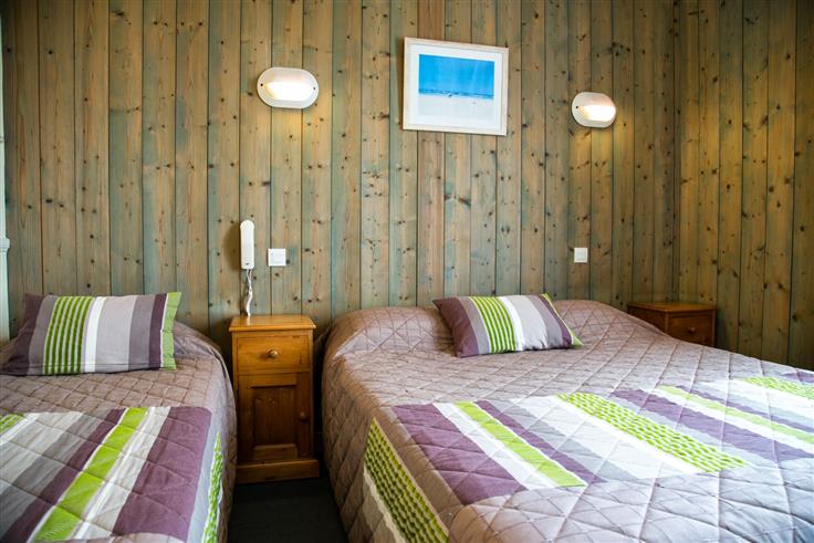 Chambre Triple 1 à 3 pers. vue port ou village à l'Hôtel des Voyageurs, hôtel de charme avec chambres vue mer sur le Port Joinville - Ile d'yeu - Vendée