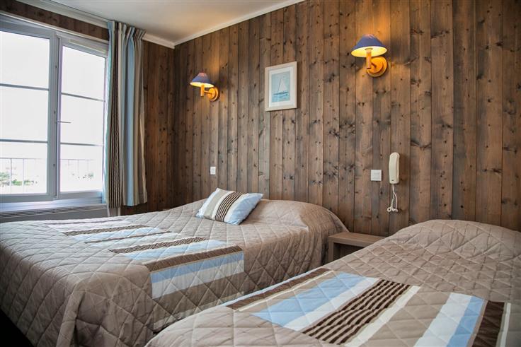 Chambre Triple 1 à 3 pers. vue port ou village à l'Hôtel des Voyageurs, hôtel de charme avec chambres vue mer sur le Port Joinville - Ile d'yeu - Vendée