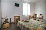 Chambre PMR à l'Hôtel des Voyageurs, hôtel de charme avec chambres vue mer sur le Port Joinville - Ile d'yeu - Vendée