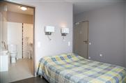 Chambre PMR à l'Hôtel des Voyageurs, hôtel de charme avec chambres vue mer sur le Port Joinville - Ile d'yeu - Vendée
