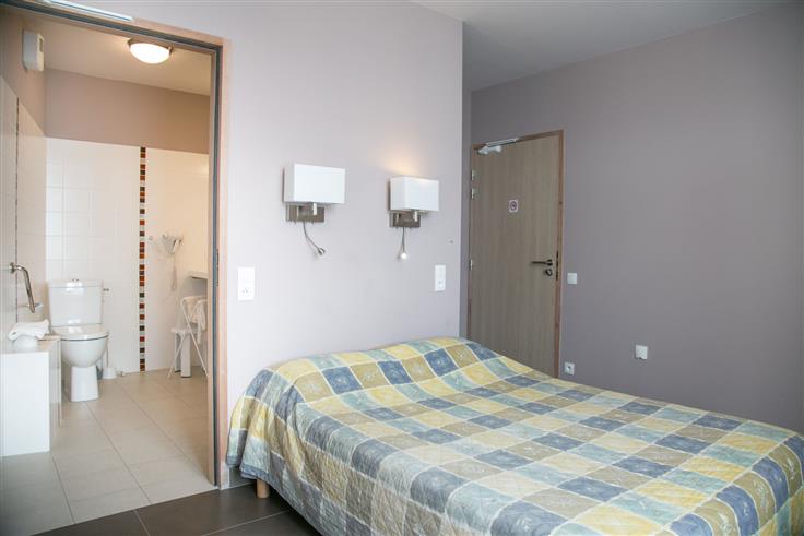 Chambre PMR à l'Hôtel des Voyageurs, hôtel de charme avec chambres vue mer sur le Port Joinville - Ile d'yeu - Vendée