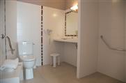 Chambre PMR à l'Hôtel des Voyageurs, hôtel de charme avec chambres vue mer sur le Port Joinville - Ile d'yeu - Vendée
