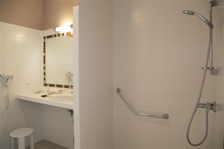 Chambre PMR à l'Hôtel des Voyageurs, hôtel de charme avec chambres vue mer sur le Port Joinville - Ile d'yeu - Vendée