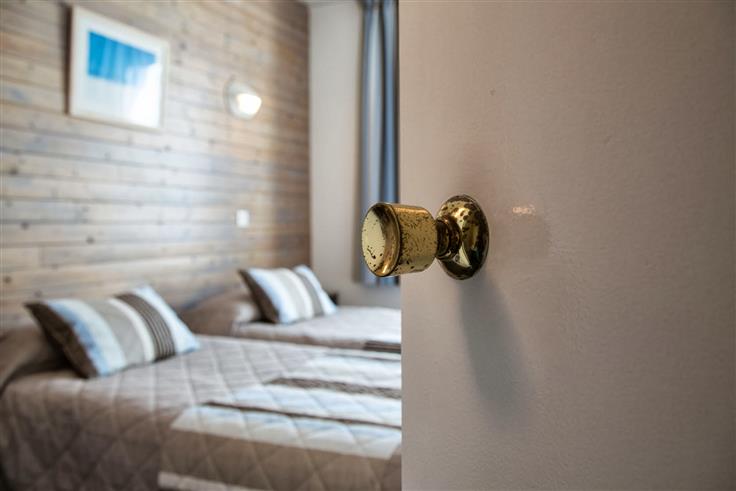Hôtel des Voyageurs, hôtel de charme avec chambres vue mer sur le Port Joinville - Ile d'yeu - Vendée