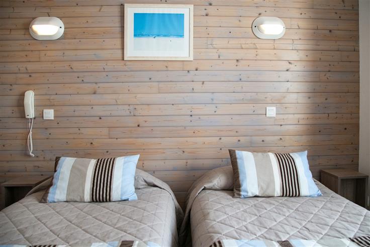 Hôtel des Voyageurs, hôtel de charme avec chambres vue mer sur le Port Joinville - Ile d'yeu - Vendée