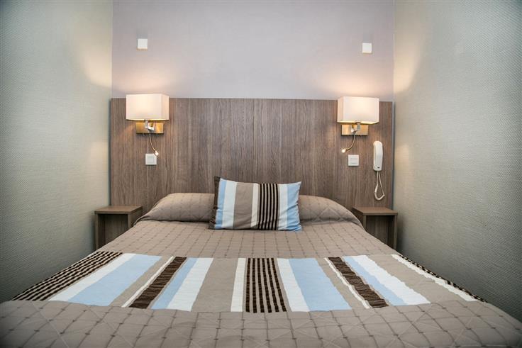 Hôtel des Voyageurs, hôtel de charme avec chambres vue mer sur le Port Joinville - Ile d'yeu - Vendée