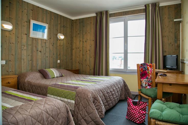 Hôtel des Voyageurs, hôtel de charme avec chambres vue mer sur le Port Joinville - Ile d'yeu - Vendée