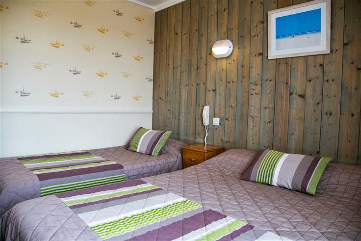 Hôtel des Voyageurs, hôtel de charme avec chambres vue mer sur le Port Joinville - Ile d'yeu - Vendée