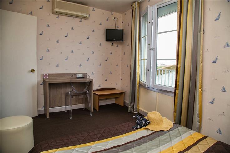 Hôtel des Voyageurs, hôtel de charme avec chambres vue mer sur le Port Joinville - Ile d'yeu - Vendée