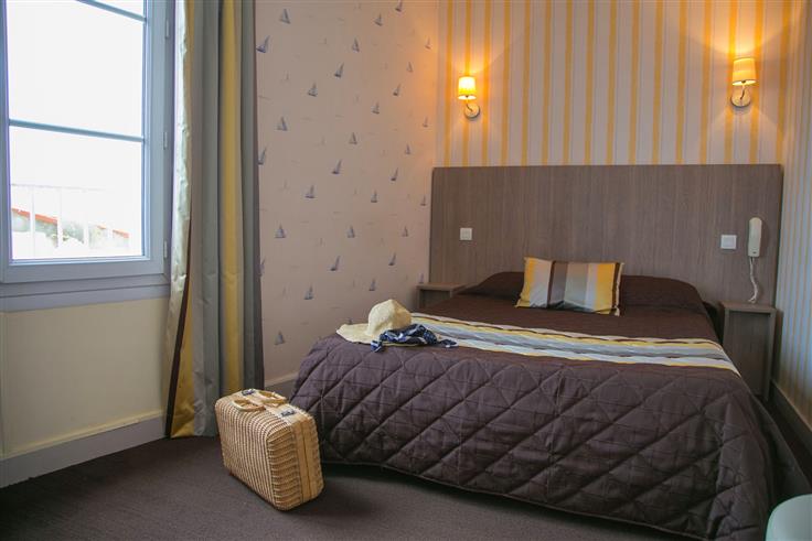 Hôtel des Voyageurs, hôtel de charme avec chambres vue mer sur le Port Joinville - Ile d'yeu - Vendée