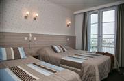 Chambre Triple 1 à 3 pers. vue port ou village à l'Hôtel des Voyageurs, hôtel de charme avec chambres vue mer sur le Port Joinville - Ile d'yeu - Vendée