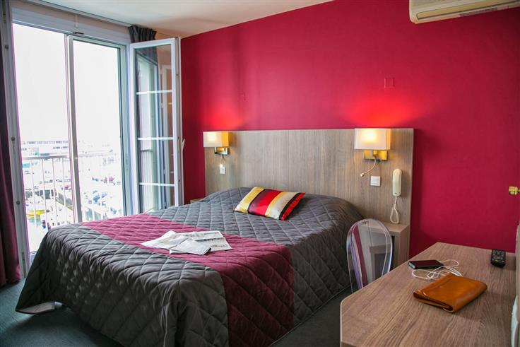 Hôtel des Voyageurs, hôtel de charme avec chambres vue mer sur le Port Joinville - Ile d'yeu - Vendée
