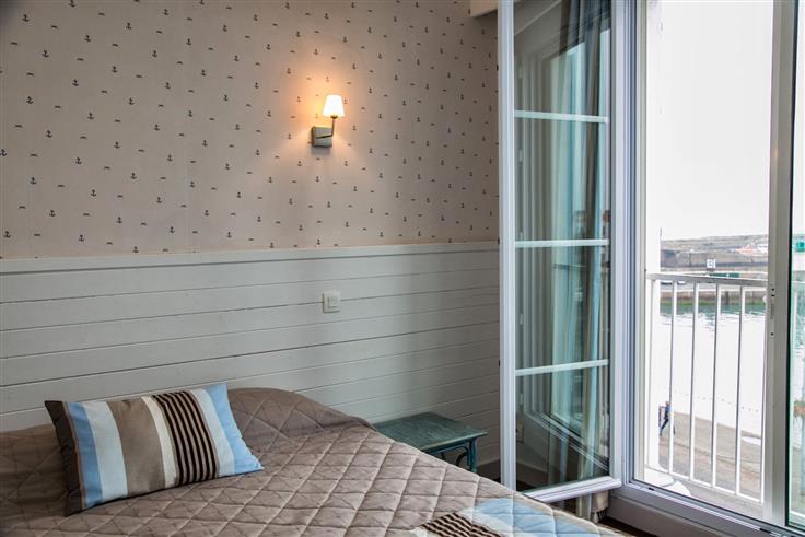 Hôtel des Voyageurs, hôtel de charme avec chambres vue mer sur le Port Joinville - Ile d'yeu - Vendée