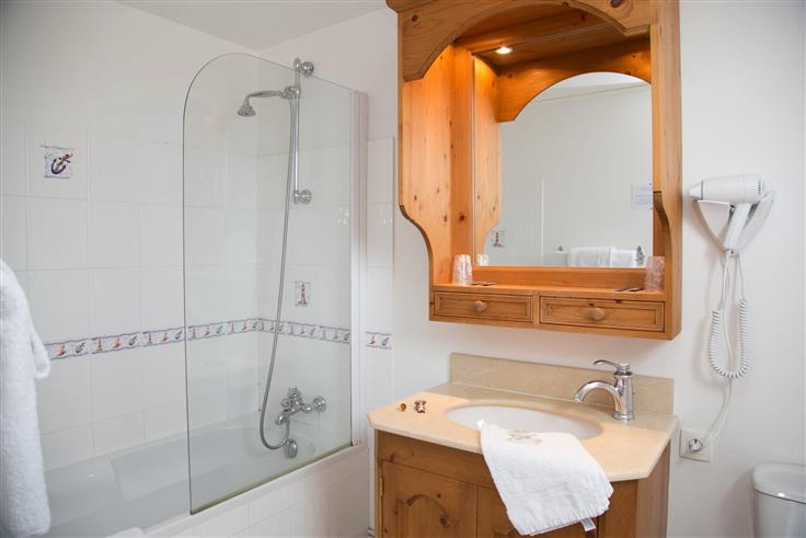 Hôtel des Voyageurs, hôtel de charme avec chambres vue mer sur le Port Joinville - Ile d'yeu - Vendée