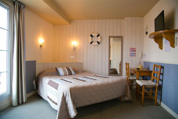 Hôtel des Voyageurs, hôtel de charme avec chambres vue mer sur le Port Joinville - Ile d'yeu - Vendée