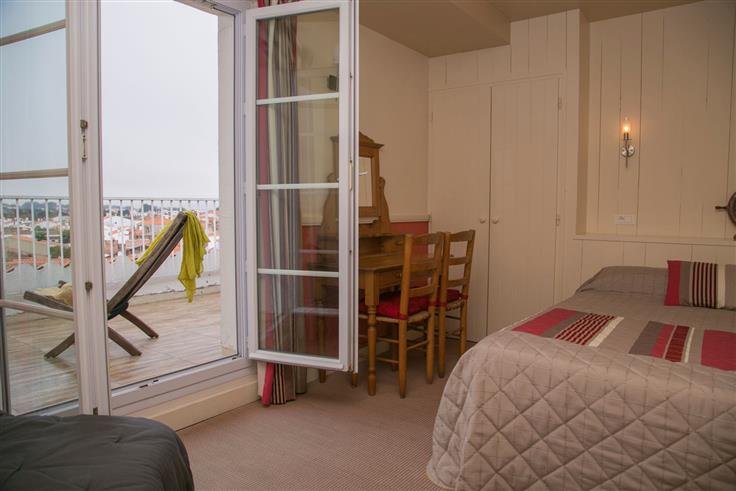 Hôtel des Voyageurs, hôtel de charme avec chambres vue mer sur le Port Joinville - Ile d'yeu - Vendée