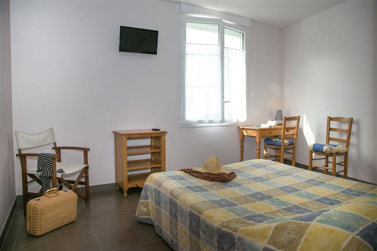 Hôtel des Voyageurs, hôtel de charme avec chambres vue mer sur le Port Joinville - Ile d'yeu - Vendée