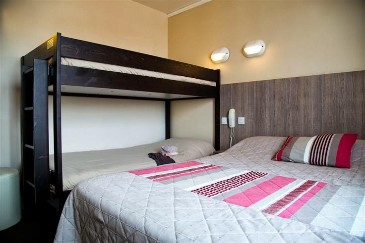 Hôtel des Voyageurs, hôtel de charme avec chambres vue mer sur le Port Joinville - Ile d'yeu - Vendée