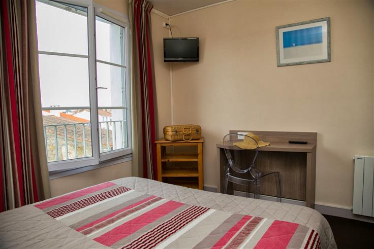 Hôtel des Voyageurs, hôtel de charme avec chambres vue mer sur le Port Joinville - Ile d'yeu - Vendée