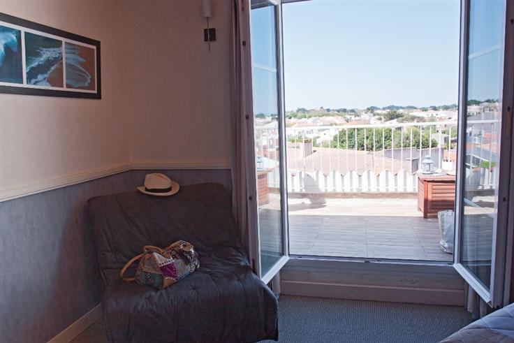 Chambre avec terrasse privative à l'Hôtel des Voyageurs, hôtel de charme avec chambres vue mer sur le Port Joinville - Ile d'yeu - Vendée