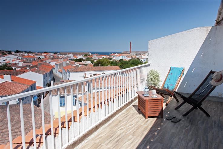 Chambre avec terrasse privative à l'Hôtel des Voyageurs, hôtel de charme avec chambres vue mer sur le Port Joinville - Ile d'yeu - Vendée