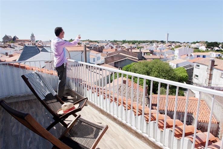 Chambre avec terrasse privative à l'Hôtel des Voyageurs, hôtel de charme avec chambres vue mer sur le Port Joinville - Ile d'yeu - Vendée