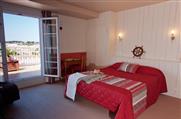 Chambre avec terrasse privative à l'Hôtel des Voyageurs, hôtel de charme avec chambres vue mer sur le Port Joinville - Ile d'yeu - Vendée