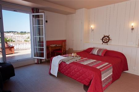 Chambre avec terrasse privative à l'Hôtel des Voyageurs, hôtel de charme avec chambres vue mer sur le Port Joinville - Ile d'yeu - Vendée