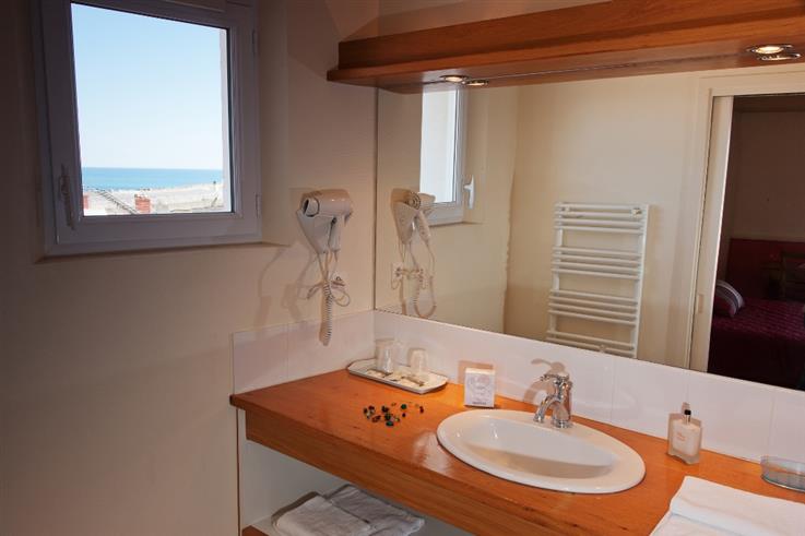Chambre avec terrasse privative à l'Hôtel des Voyageurs, hôtel de charme avec chambres vue mer sur le Port Joinville - Ile d'yeu - Vendée