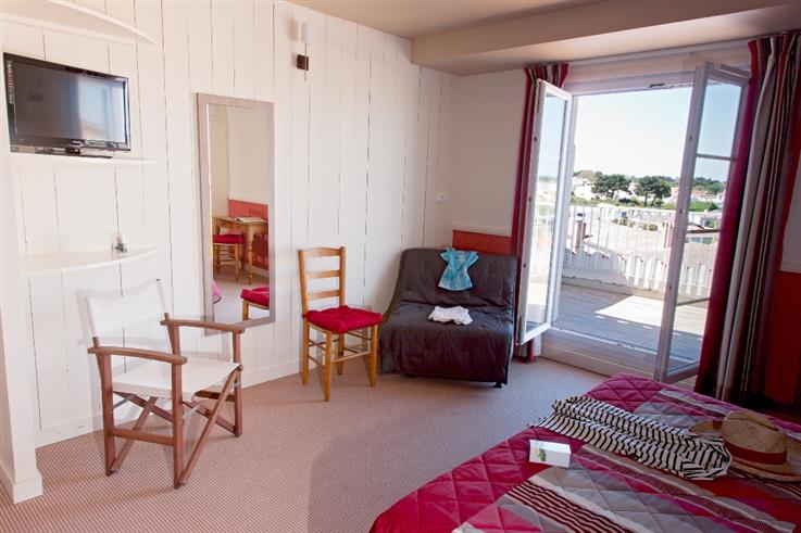 Chambre avec terrasse privative à l'Hôtel des Voyageurs, hôtel de charme avec chambres vue mer sur le Port Joinville - Ile d'yeu - Vendée