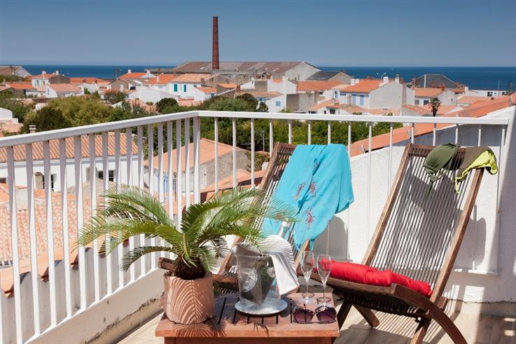 Chambre avec terrasse privative à l'Hôtel des Voyageurs, hôtel de charme avec chambres vue mer sur le Port Joinville - Ile d'yeu - Vendée