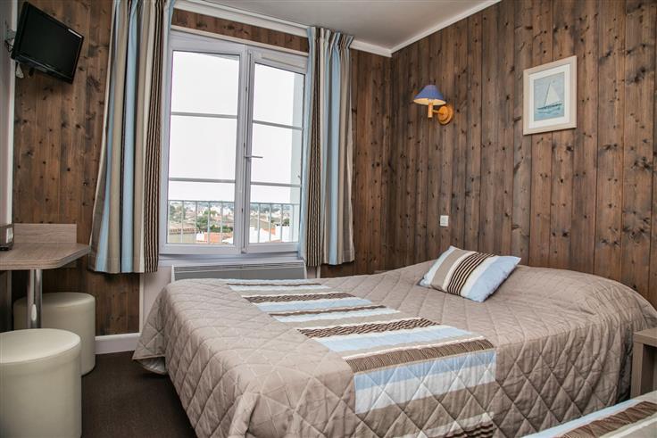 Chambre côté village à l'Hôtel des Voyageurs, hôtel de charme avec chambres vue mer sur le Port Joinville - Ile d'yeu - Vendée